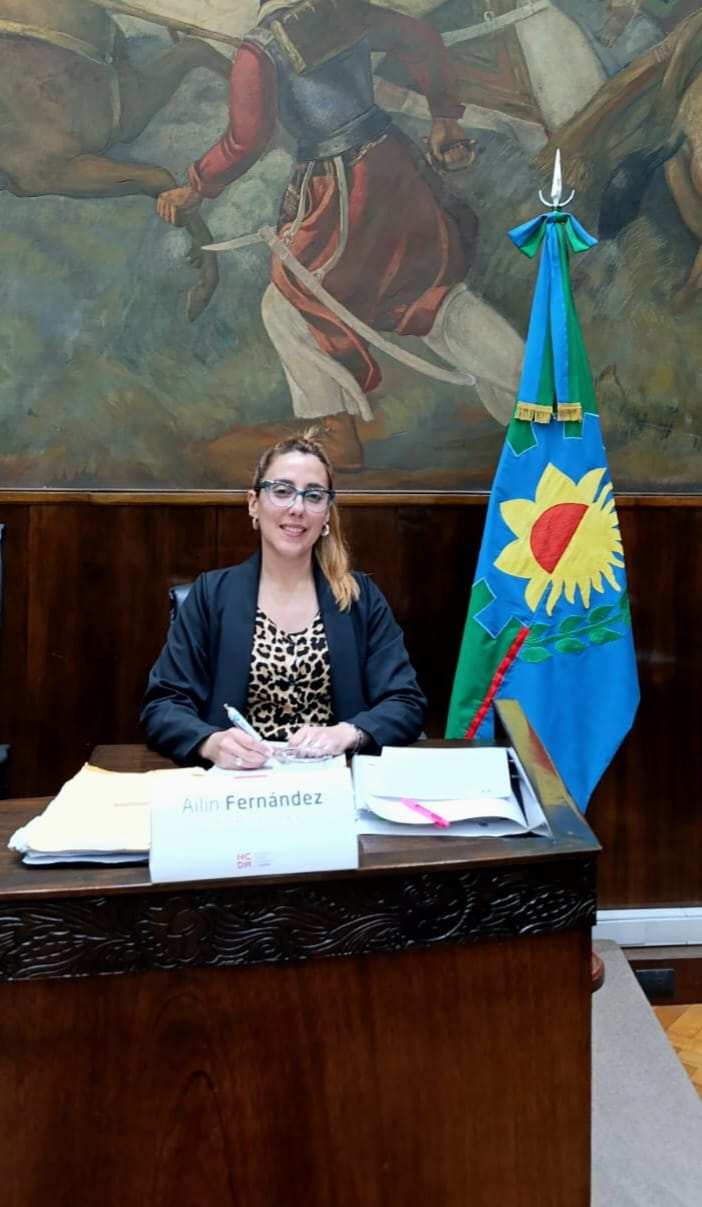 Dra. Fernandez en Despacho